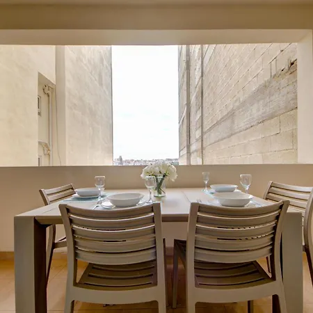 Pleasant Seaview 2-bedroom In Apartament