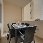 Pleasant Seaview 2-bedroom In * סליאמה