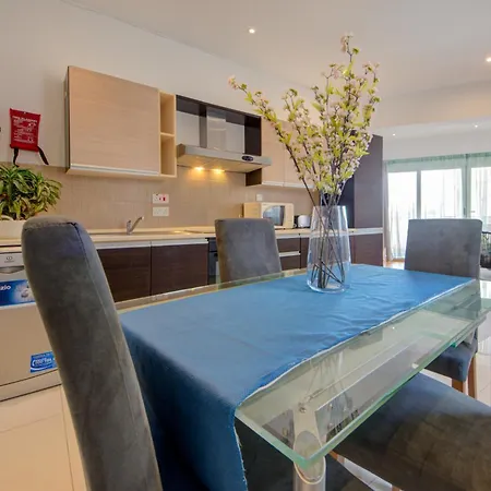 Pleasant Seaview 2-bedroom In דירה