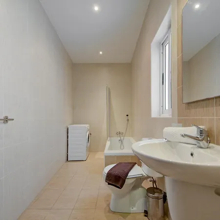Pleasant Seaview 2-bedroom In * סליאמה